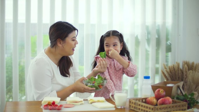 小女孩不想吃蔬菜，也不喜欢蔬菜。健康婴儿食品的概念
