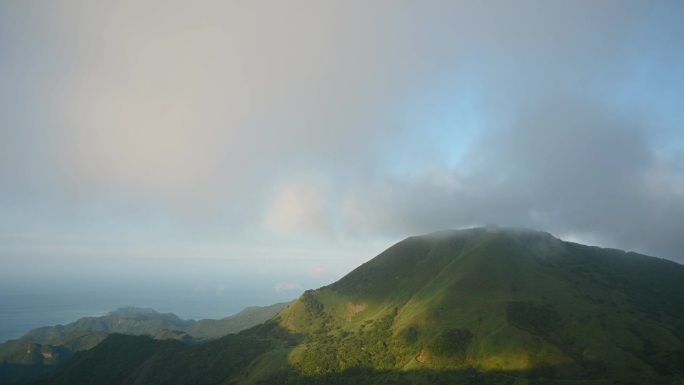 千变万化的场景:山顶，白云和阳光的相互作用。