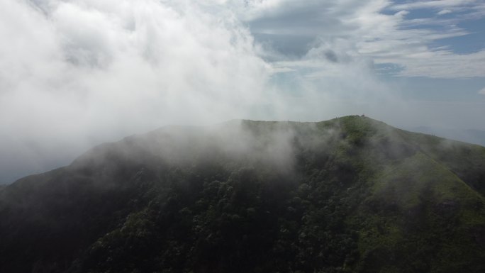 航拍云雾中的山脊