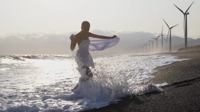 穿着礼服的女人被海浪溅起