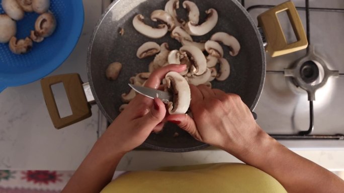 手切鲜蘑菇