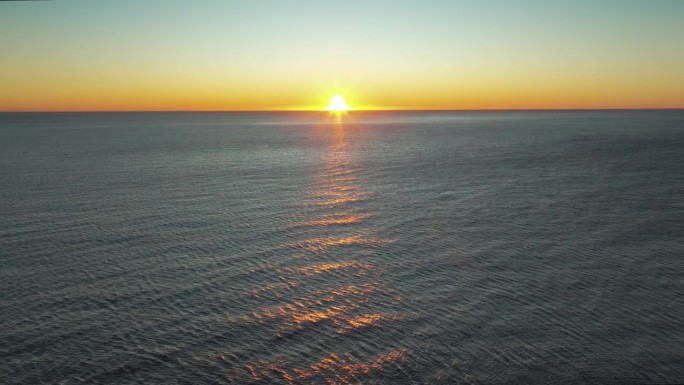 日出一天的开始，日出在水平线东海岸在晴朗的天空