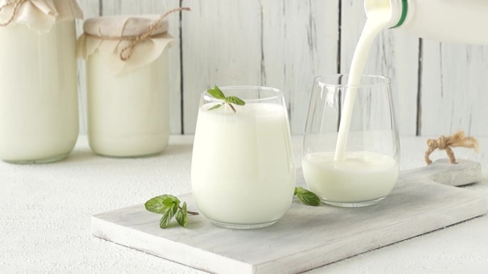 玻璃杯土耳其传统饮料ayran，开菲尔或酪乳制成的酸奶，健康食品