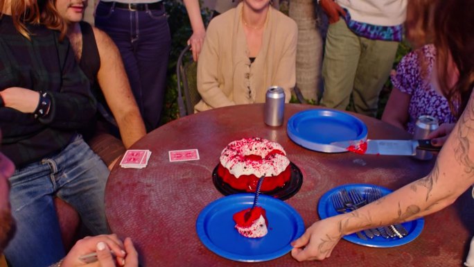 女人递给朋友一块红丝绒蛋糕
