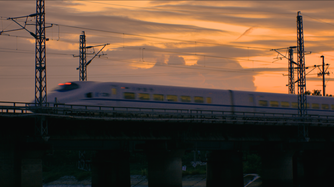 夕阳晚霞动车火车经过