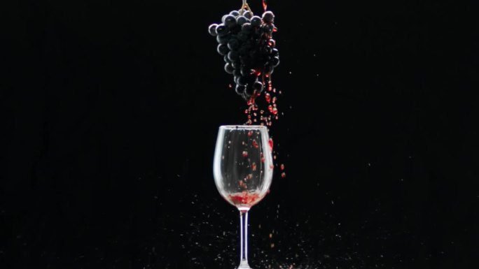 品尝奢侈的葡萄。质量创意藤。红葡萄酒是在成熟的葡萄里流出来的。