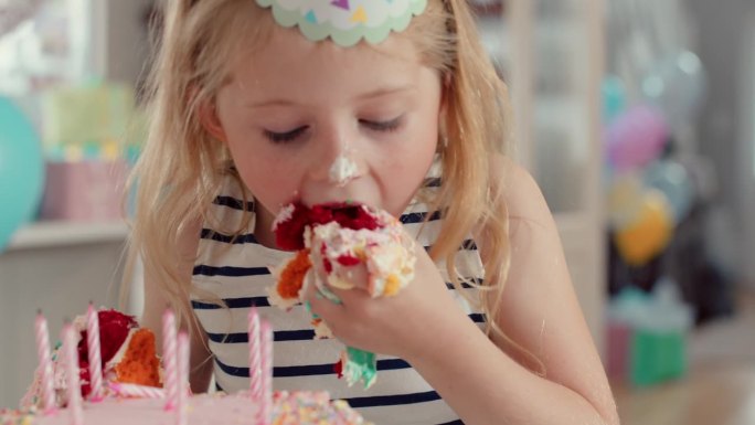 贪婪的女孩吃生日蛋糕淘气的孩子暴饮暴食吃得满嘴都是在派对上过度饥饿的4k镜头