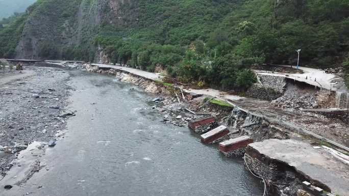 被洪水冲毁的道路