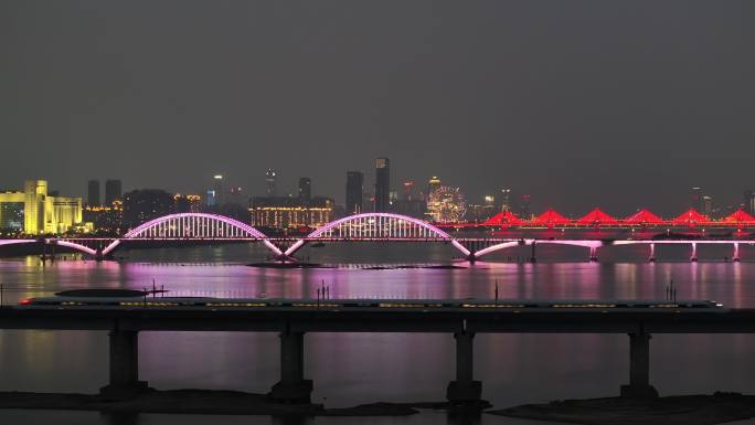 高铁驶过城市跨江大桥夜景跟拍