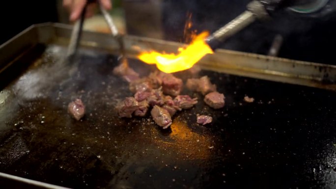 街头小吃生牛肉火炬火焰烤美味的肉烧烤在亚洲夜市