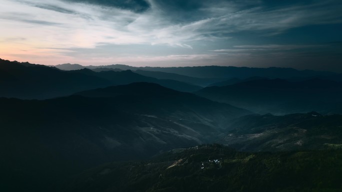 黎明前云南山区延绵群山国画水墨风