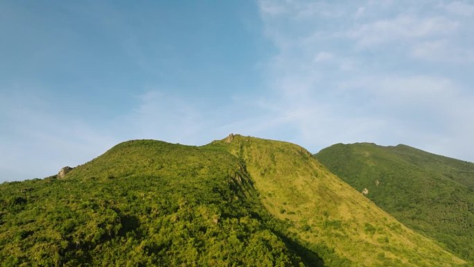 卡米昆岛的小山丘。菲律宾。