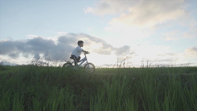 小孩子骑自行车唯美清新文艺视频快乐童年