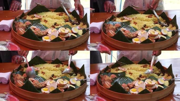 厨师上的是椰浆饭(蛋筒饭)，配上印尼沙拉、炸鸡和面条。豆豉通常在生日聚会或感恩节上供应