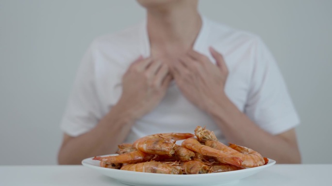 食物过敏，男人吃虾后有发痒发红的反应，海鲜过敏，瘙痒、皮疹、腹痛、腹泻、胸闷、意识不清、死亡，严重者