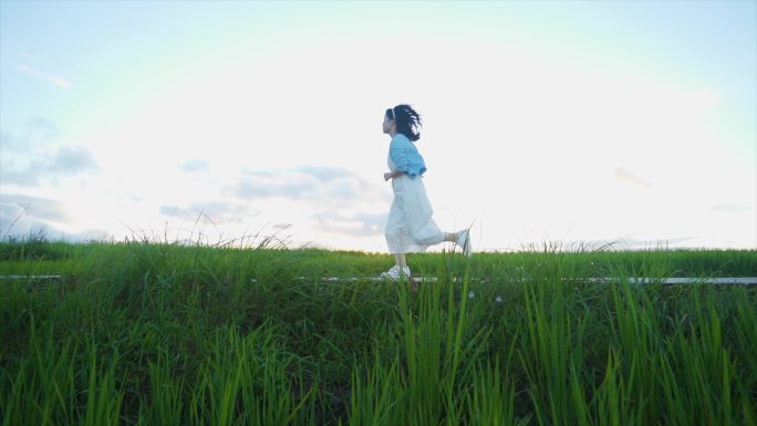 美女奔跑文艺小清新唯美白裙女生田间奔跑