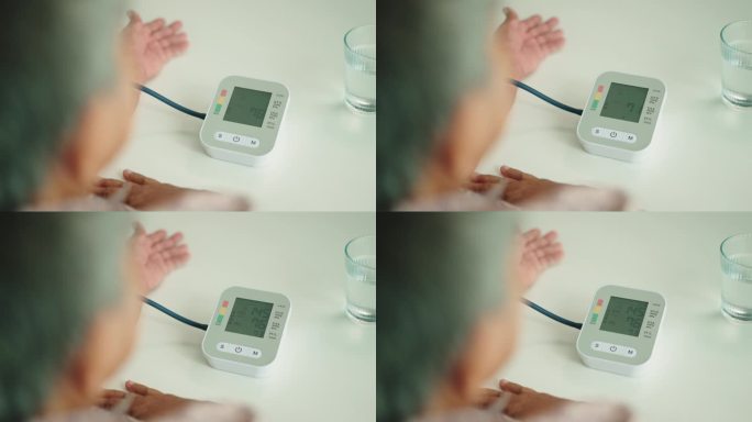 检查血压和心率。