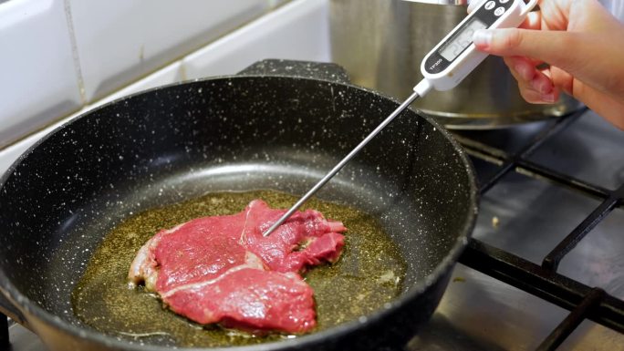 用香草黄油、胡椒和迷迭香煎牛肉片。煎肉排。特写镜头。煎牛眼肋排。菲力牛排。制作原味安格斯肋眼。食物配