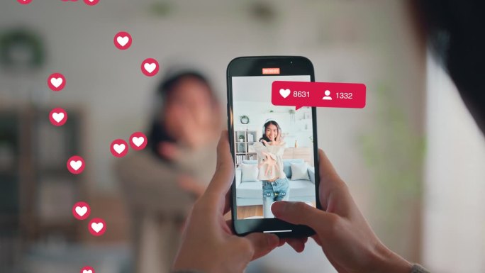 快乐的年轻亚洲视频博主网红女人和她的朋友一起用智能手机相机拍摄舞蹈视频，在社交媒体上分享视频，展示点