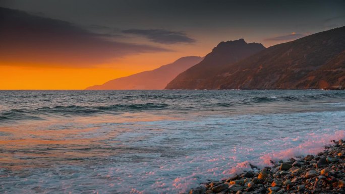 日落时的科西嘉海岸线