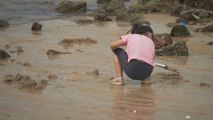 海边 沙滩 赶海的小姑娘