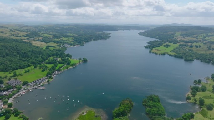 鸟瞰图Waterhead和Ambleside在湖区，一个地区和国家公园在坎布里亚郡在英格兰西北部