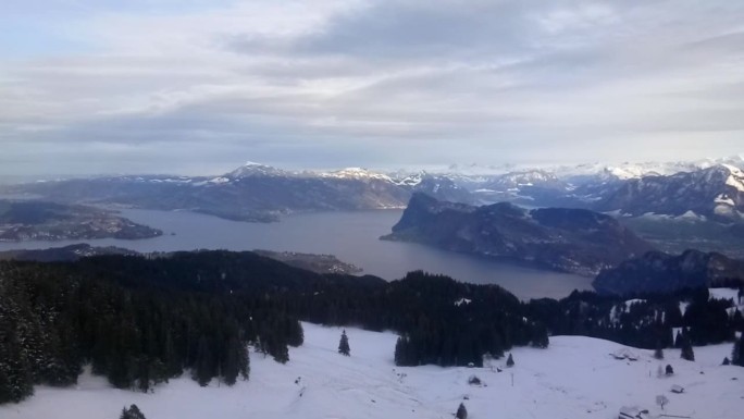 从瑞士皮拉图斯山的火车上看风景