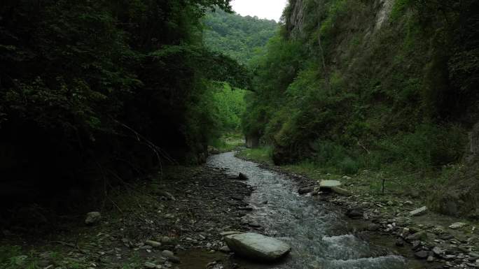 峡谷溪水