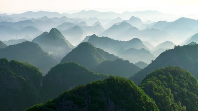 航拍雄伟壮阔的群山