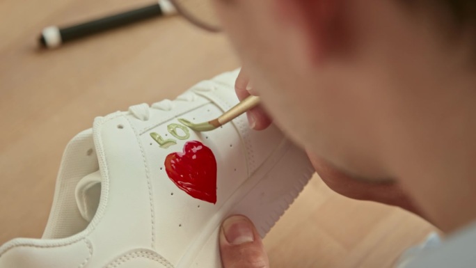 运动鞋定制与红心红心定制定位独特设计