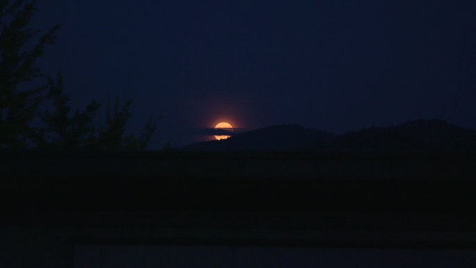 乡村夜晚风景 傍晚的月亮 血月