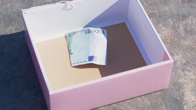 粉色捐款箱供乞丐、街头乐手随手扔钱钞票、取用