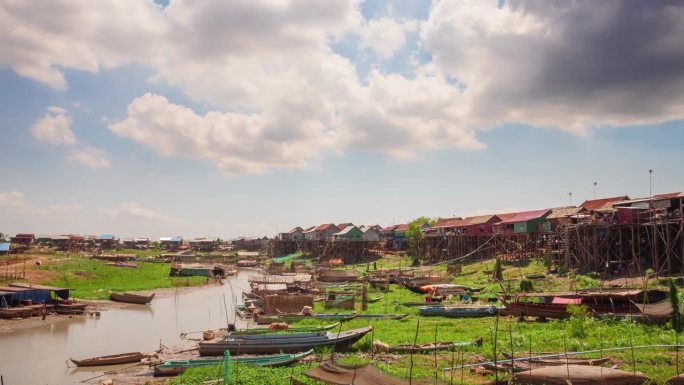 柬埔寨高跷村上空云层的时间流逝