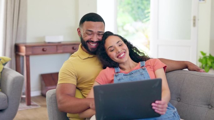 放松，爱和幸福的夫妇用笔记本电脑在沙发上娱乐，流媒体和纽带在他们的家。网上，喜剧和男人拥抱女人在客厅