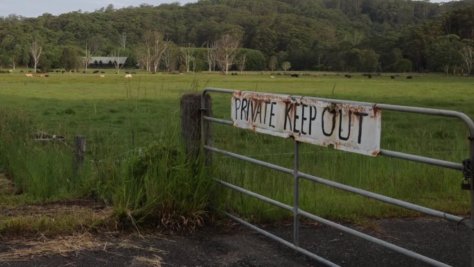 乡村景观农场栅栏处的私人禁止入内标志