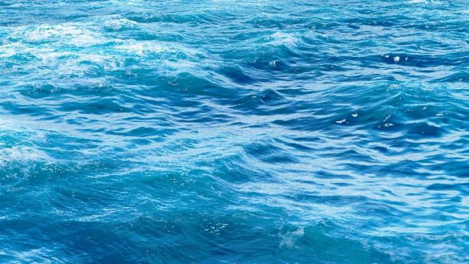 大海水面波浪翻滚泛起涟漪
