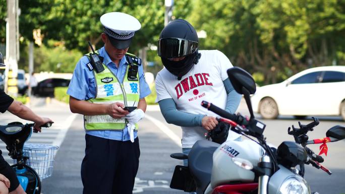 4K交警查车写罚单