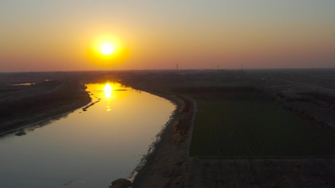 夕阳下的河流