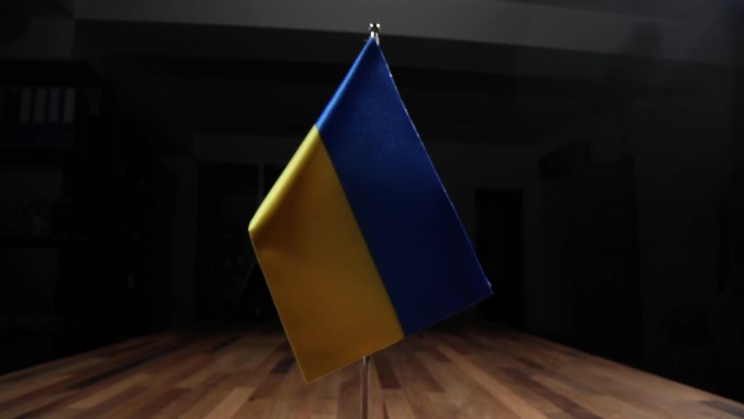 欧盟和美国谈判桌上的乌克兰国旗