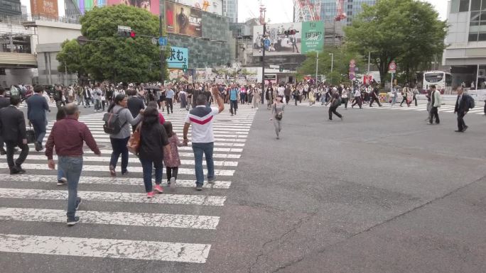 倾斜三角帆射击。日本东京，行人穿过涩谷十字路口