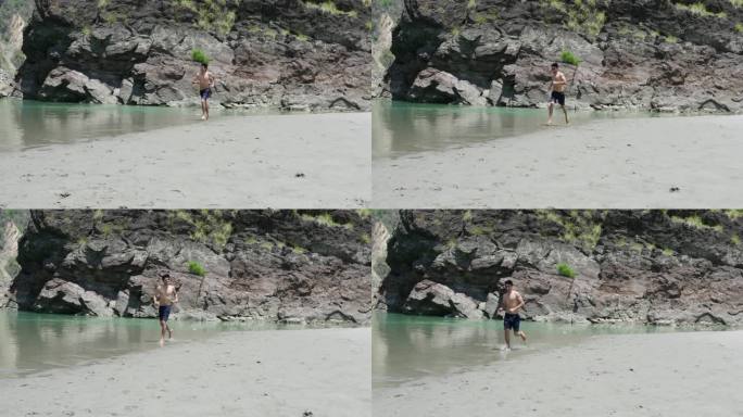 暑假期间，光膀子的年轻人在河边跑步
