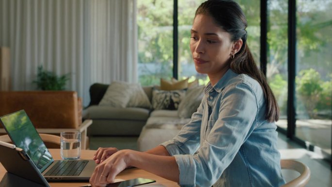 写作，笔记本电脑和商务女性在家工作，有互联网连接进行研究。女性企业家坐在办公桌前，拥有文案、网站策划