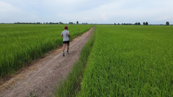 鸟瞰图年轻的亚洲运动员跑步