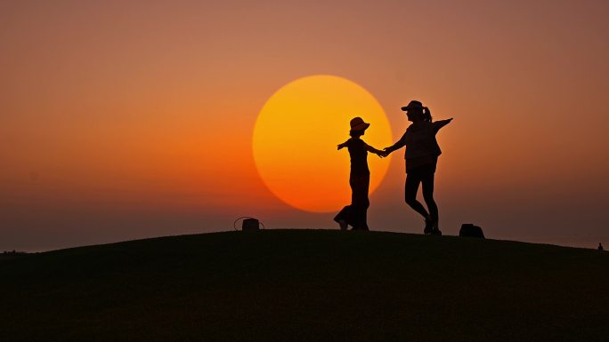 日出升格人物沙滩