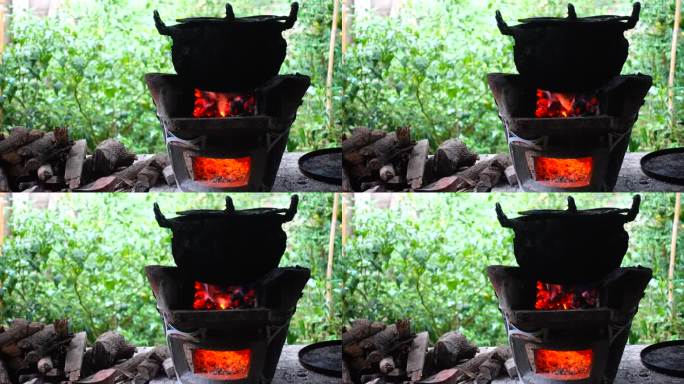 用一个不锈钢锅和一个英国炭炉，以一种质朴、复古的方式准备食物。长时间形成的深煤烟色木炭炉亮起红灯。柴