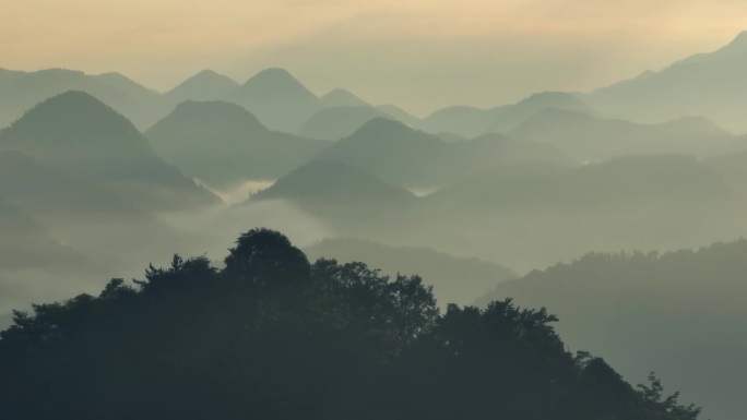 山与雾和雾在早晨群山山峦美丽风光