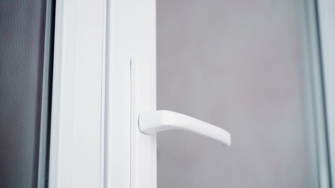 白色塑料门的把手紧张地抽动着。一个男人试图从里面打开一扇锁着的门。门口顽固的闯入者