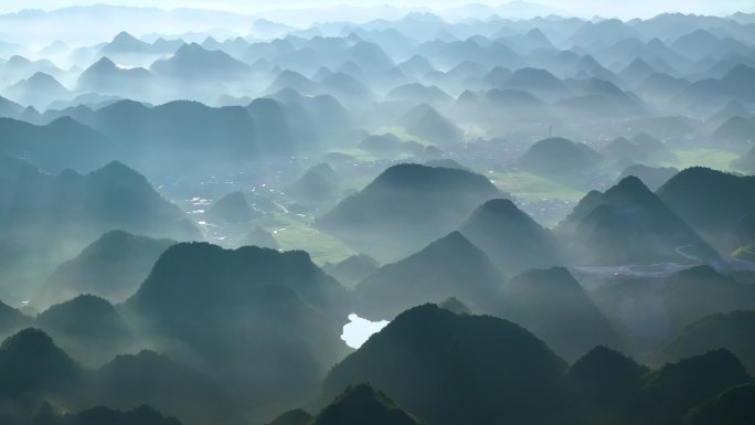 航拍雄伟壮阔的群山