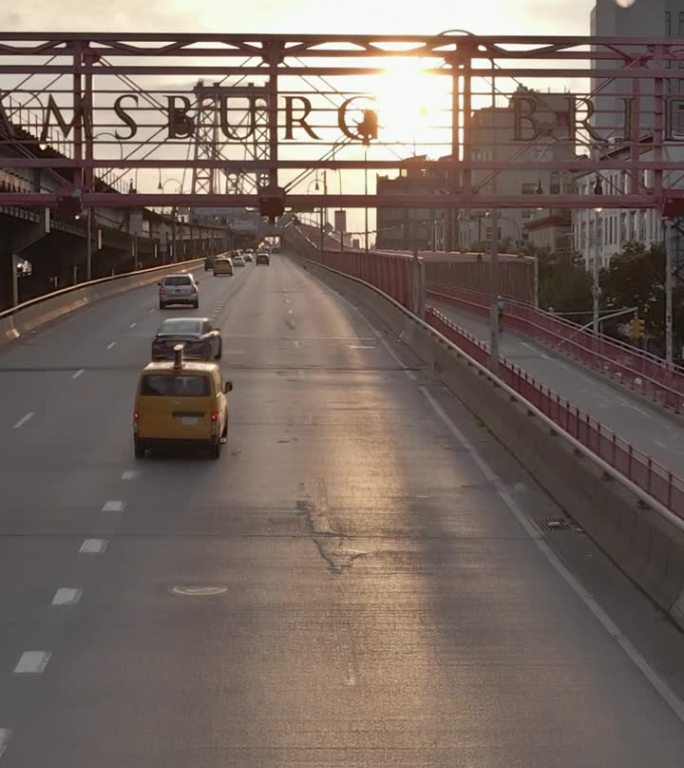 日落时分，你可以看到横跨东河的曼哈顿全景，以及纽约市的威廉斯堡大桥
