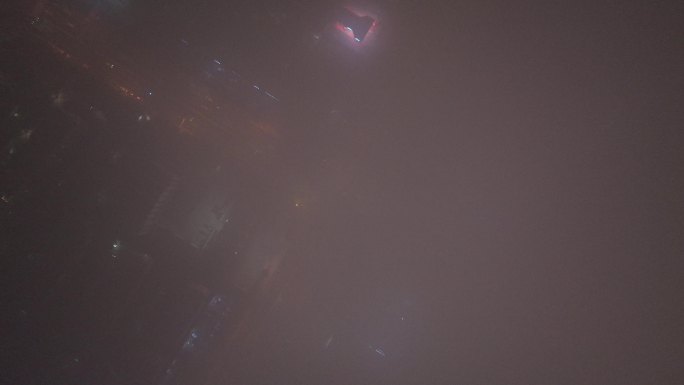 航拍俯瞰云雾下威海市世昌大道车流夜景